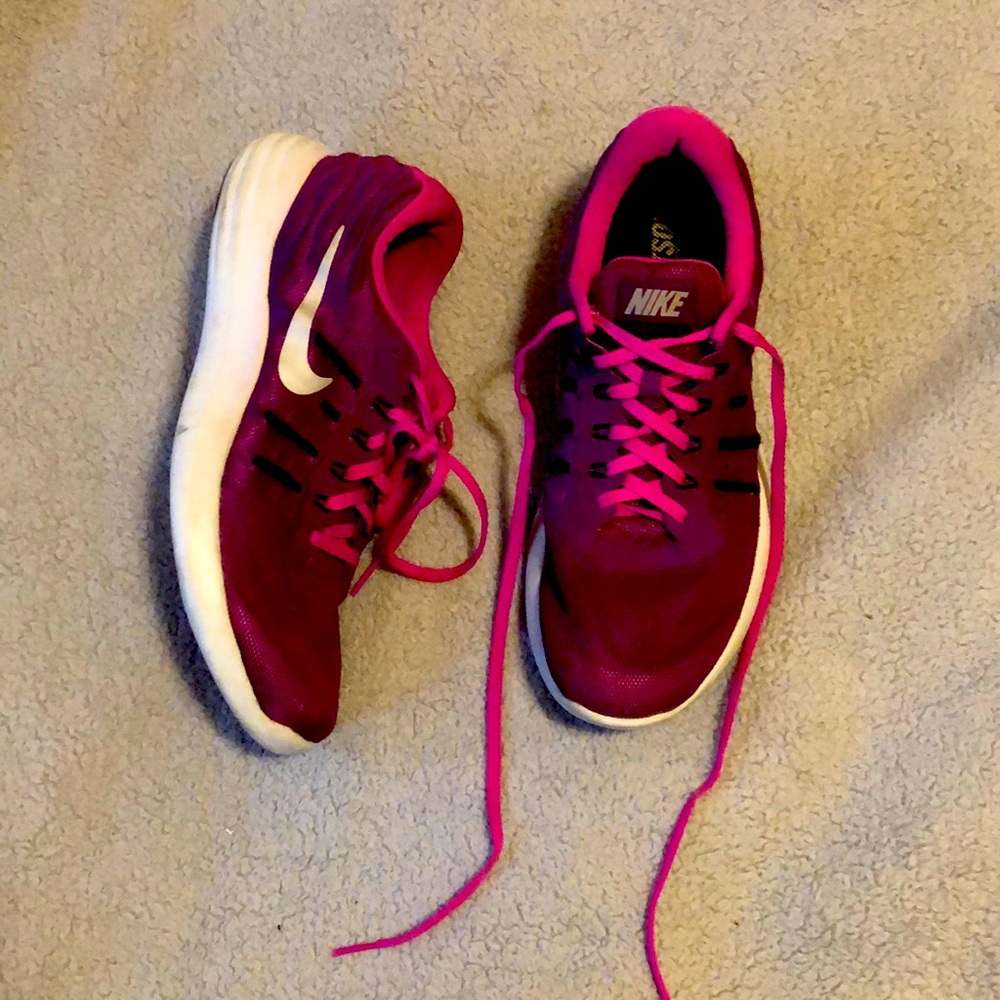 Magenta nike women’s athletic shoes